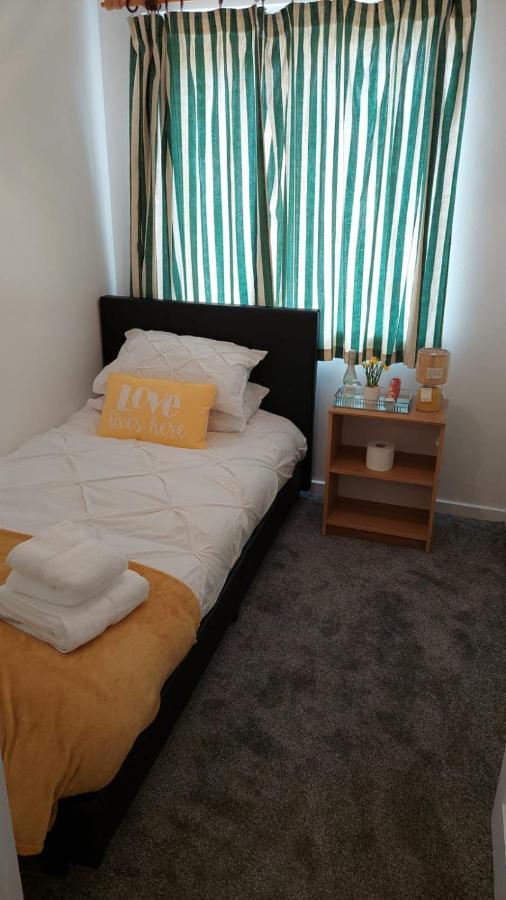 Bed and Breakfast Lizras Farnworth Екстер'єр фото