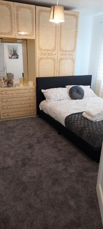 Bed and Breakfast Lizras Farnworth Екстер'єр фото